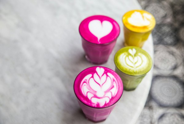 Quels sont les impacts de la consommation d'aliments riches en antioxydants sur le vieillissement de la peau ?