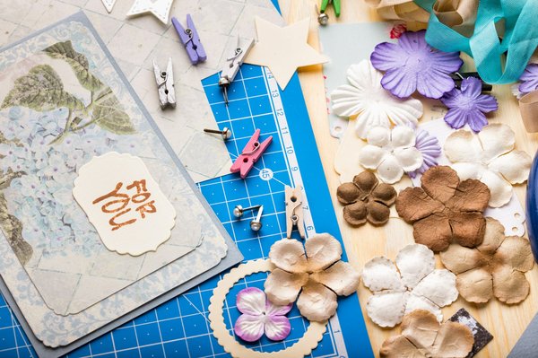 Comment les seniors peuvent-ils utiliser les activités de scrapbooking pour préserver leurs souvenirs et améliorer leur bien-être émotionnel ?